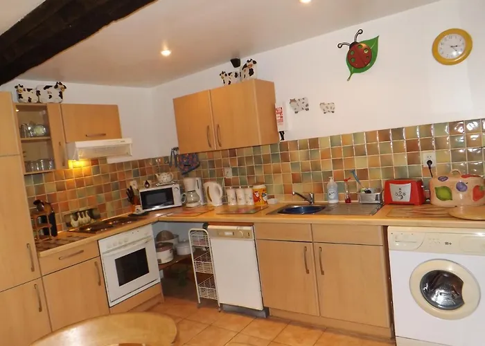 Beautiful 3-Bed Cottage In Passais-Villages