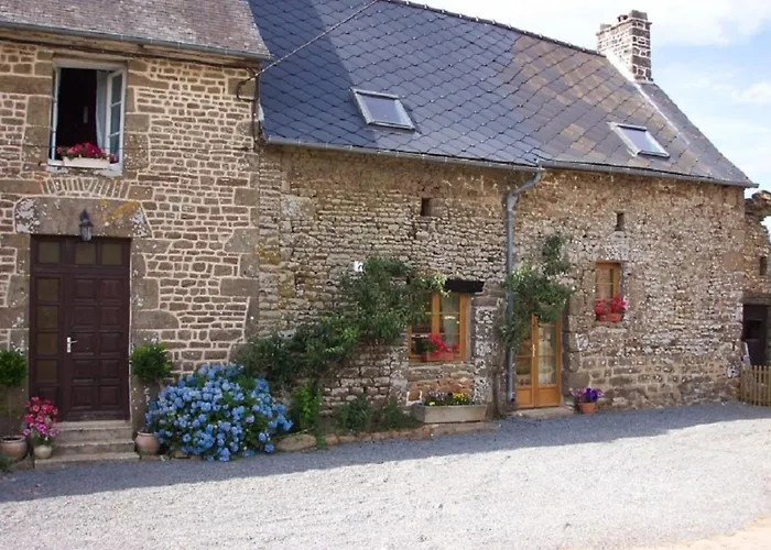 Beautiful 3-Bed Cottage In Passais-Villages